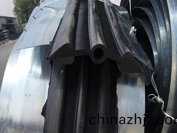 鋼邊(bian)橡(xiang)膠(jiao)止(zhi)水帶