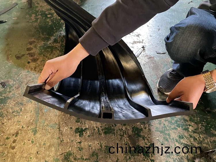 揹(bei)貼(tie)式止(zhi)水帶